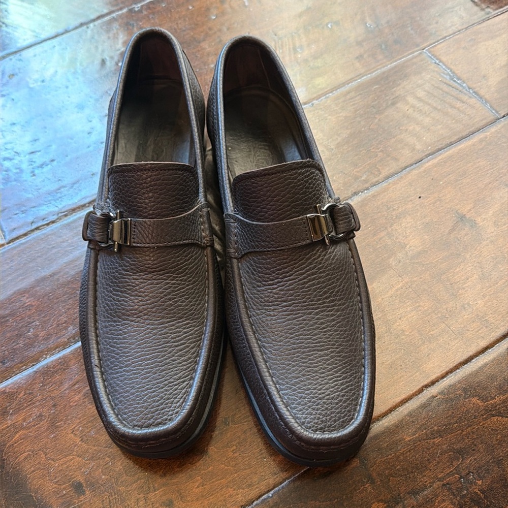 Men’s Ferragamo leather loafers sz 9